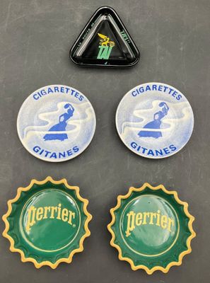 un gros plan sur trois insignes posés sur une table, avec un triangle
