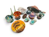 une pile d'objets assortis sur une surface blanche