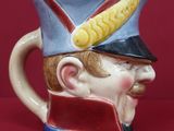 un mug en céramique orné d'une tête de soldat