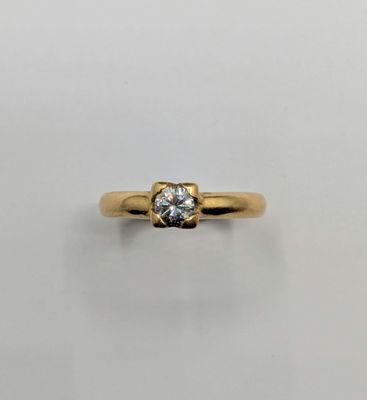 une bague en or jaune sertie d'un seul diamant au centre