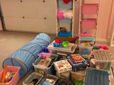 une pile de jouets et d'autres objets sur le sol