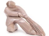 statue représentant un homme tenant un balai et une femme assise sur un banc