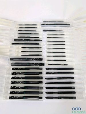 beaucoup de stylos qui traînent dans une boîte