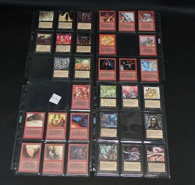 une table noire recouverte d'une multitude de cartes