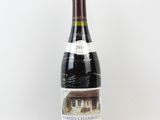 une bouteille de vin posée sur une table