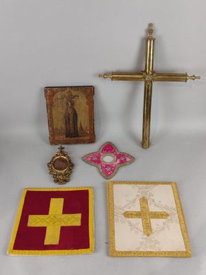 plusieurs objets religieux, notamment une croix, une croix, une image et une plaque