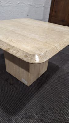 une photo d'une table basse en marbre sur un passe-partout noir