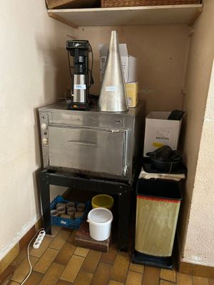une petite cuisine équipée d'une cafetière et d'une cafetière