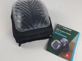 un sac et un livre posés sur une table