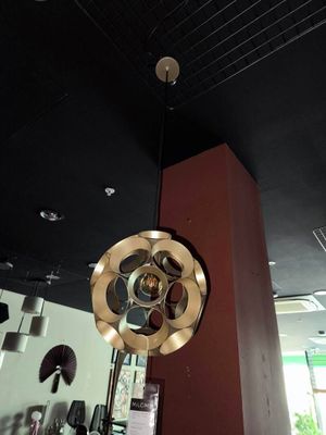 une lampe suspendue au plafond de la pièce
