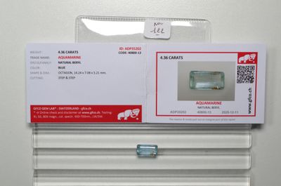une photo d'une carte de visite sur laquelle figure l'image d'un diamant