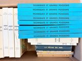 plusieurs livres empilés dans une boîte