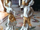 deux figurines posées sur une table dans une pièce