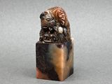une image représentant une sculpture de lion posée sur un bloc