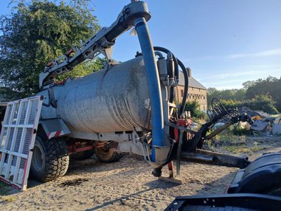 une image représentant un camion équipé d'un grand réservoir