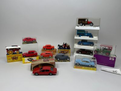 de nombreux modèles différents de petites voitures exposés dans une vitrine