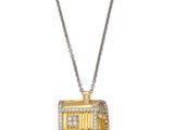 un collier en or et en argent orné d'un train