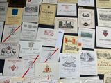 de nombreux types d'étiquettes de vin sur la table
