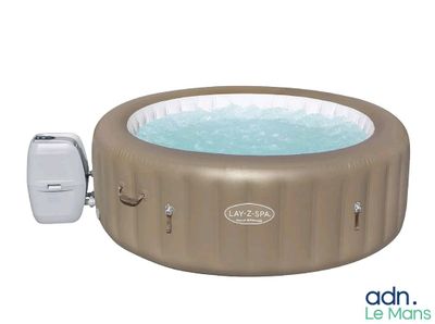 un gros plan d'un jacuzzi gonflable sur fond blanc