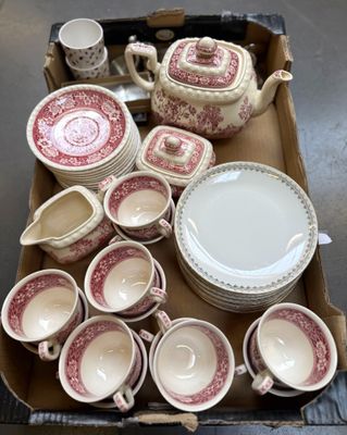 une boîte contenant toutes sortes d'assiettes et de tasses
