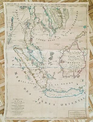 une vieille carte de l'Amérique occidentale et centrale posée sur une natte en osier