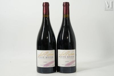 deux bouteilles de vin rouge posées l'une à côté de l'autre sur une surface blanche