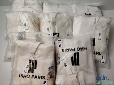 Plusieurs paires de t-shirts blancs sont emballées dans des sacs en plastique