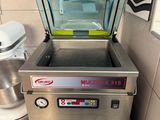 une machine posée sur le comptoir d'une cuisine