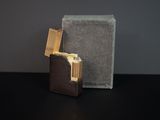 un briquet posé à côté d'une boîte sur une table