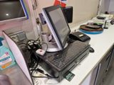 un ordinateur portable posé sur un bureau, à côté d'un écran d'ordinateur
