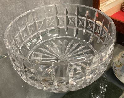 un saladier en verre posé sur une table en verre