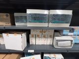 de nombreuses boîtes sur les rayons d'un magasin qui en propose beaucoup