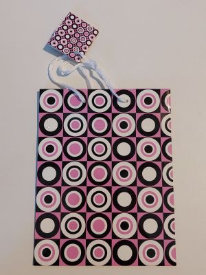 un sac rose et noir orné d'un cerf-volant sur le dessus