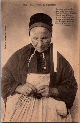 une vieille photo d'une femme en robe et coiffe