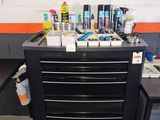 un établi sur lequel sont posés des outils dans un garage