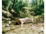 une femme allongée dans l'eau