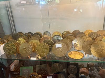 une vitrine remplie d'une multitude de pièces d'or et d'argent