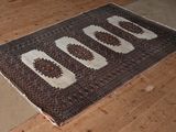 un tapis posé par terre sur lequel est écrit « boo »