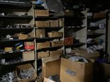une pièce remplie de cartons et d'autres objets