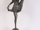 statue en bronze représentant une femme accompagnée d'une ballerine, posée sur un socle