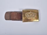 une image représentant une ceinture ornée d'une boucle en or sur laquelle figure une couronne