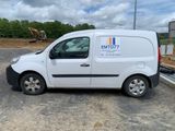 une camionnette blanche garée sur le parking