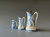 trois vases bleus et blancs posés les uns à côté des autres sur une table