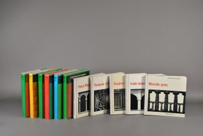 six livres alignés sur une table, sur fond gris