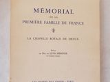 un vieux livre posé sur une table à côté d'une tasse de café