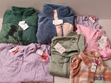 un tas de vêtements posés sur une table