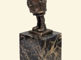 statue d'un garçon debout sur un bloc de marbre