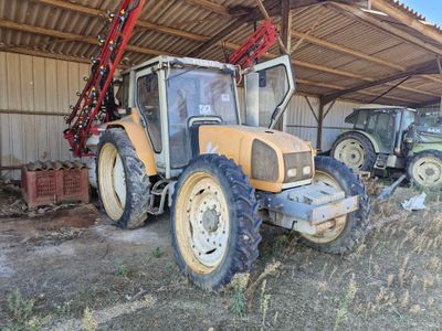 un tracteur garé à côté d'un autre tracteur