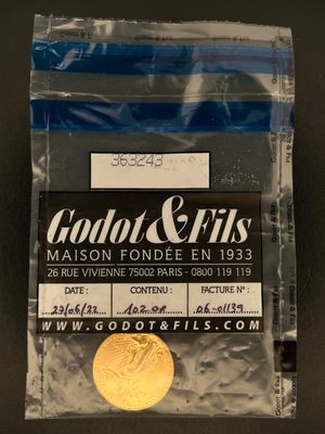 un gros plan d'une pièce de monnaie dans un sachet en plastique posé sur une table