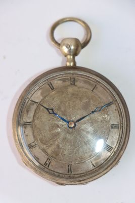 une montre de poche en or avec des chiffres romains sur le cadran